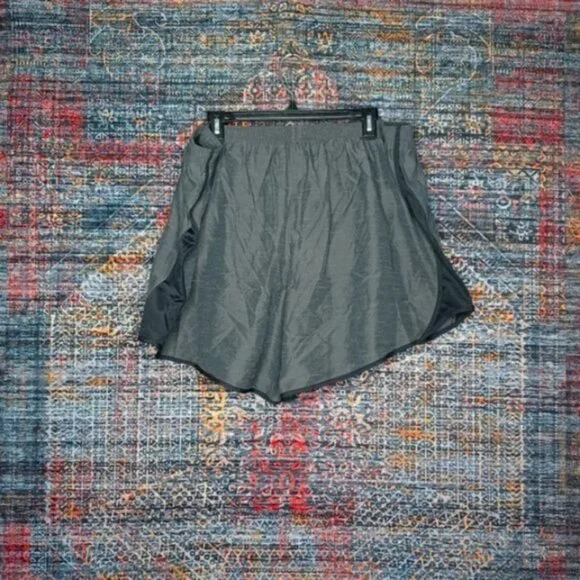 Nike womens heathered dark gray black trim running shorts 3X PLUS NWT - Picture 2 of 4